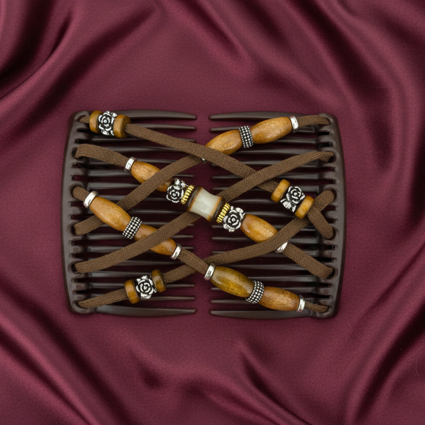 Peigne à cheveux artisanal noir avec lanières en cuir marron, perles en bois et ornements argentés en forme de roses – Le peigne N°978