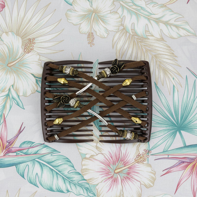 Peigne à cheveux artisanal marron avec lanières en cuir marron croisées, ornements dorés et argentés gravés et petites roses décoratives – Le peigne N°967