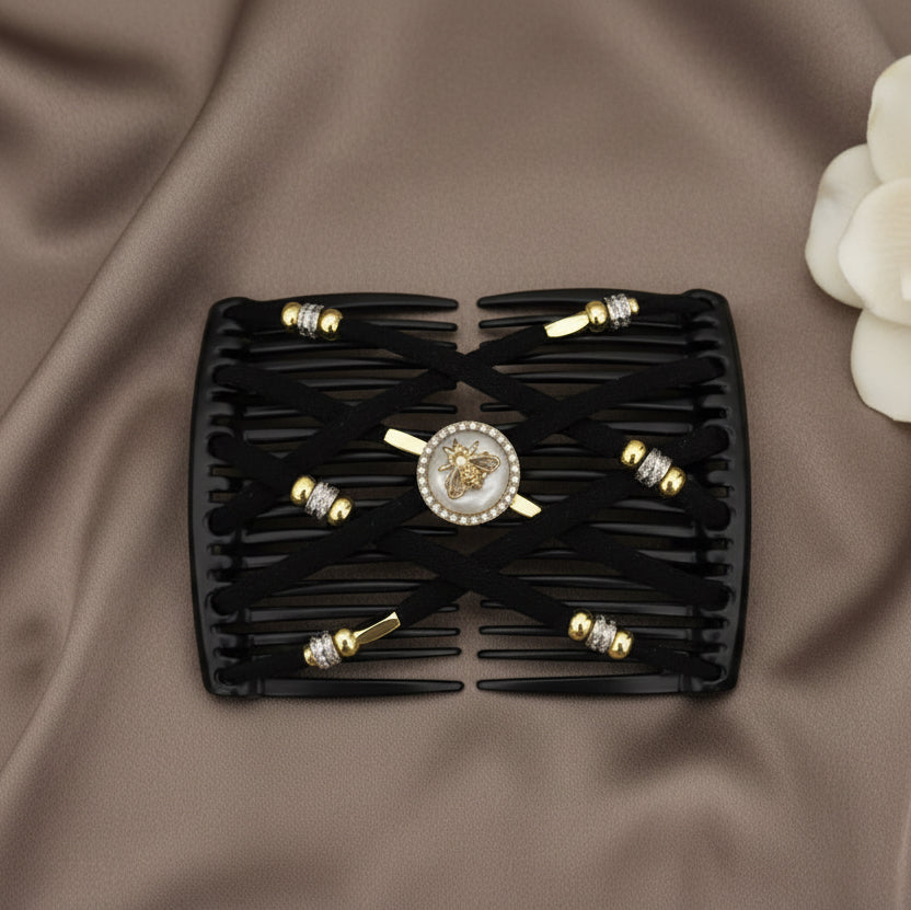 Peigne à cheveux artisanal noir avec lanières noires croisées, clips dorés ornés de strass et médaillon central rond avec motif abeille et strass – Le peigne N°953