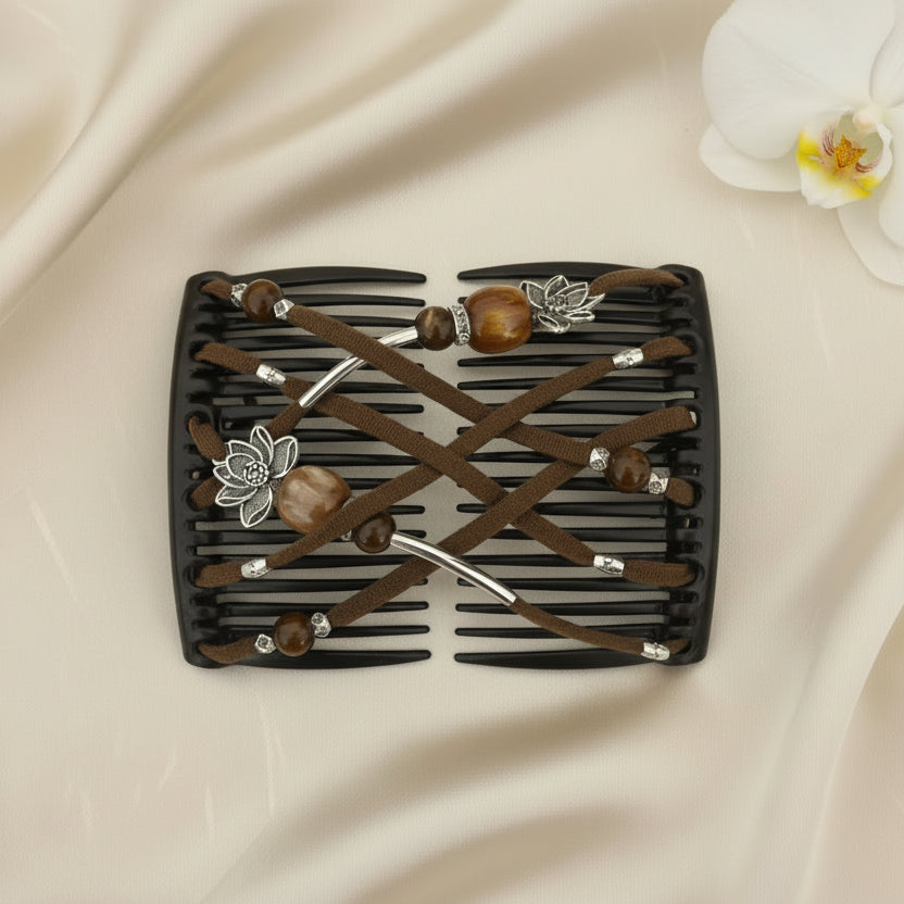 Peigne à cheveux artisanal noir avec lanières en cuir marron croisées, perles en bois marron et ornements argentés en forme de fleur de lotus – Le peigne N°970