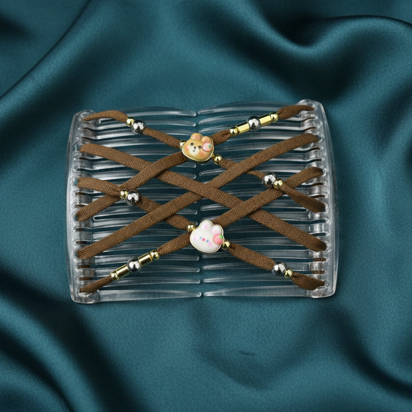Peigne à cheveux artisanal transparent avec lanières en cuir marron croisées, perles argentées et ornements mignons en forme d'ourson et de cœur – Le peigne N°41