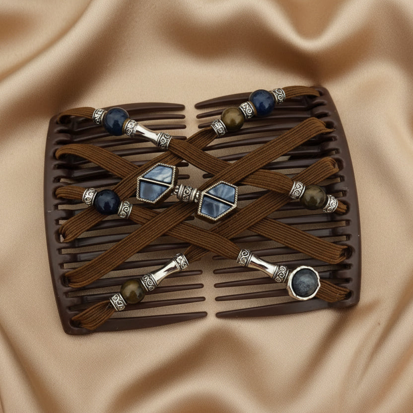 Peigne à cheveux artisanal marron avec lanières en cuir marron croisées, perles en pierre bleue rondes, perles en pierre olive, ornements argentés gravés et pierres bleues en forme de losange serties d'argent – Le peigne N°951