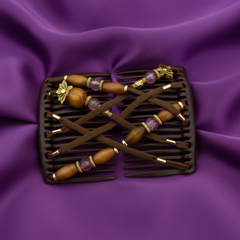Peigne à cheveux artisanal marron avec lanières en cuir marron croisées, perles en bois, perles en pierre violette et ornements dorés en forme de fleur – Le peigne N°969