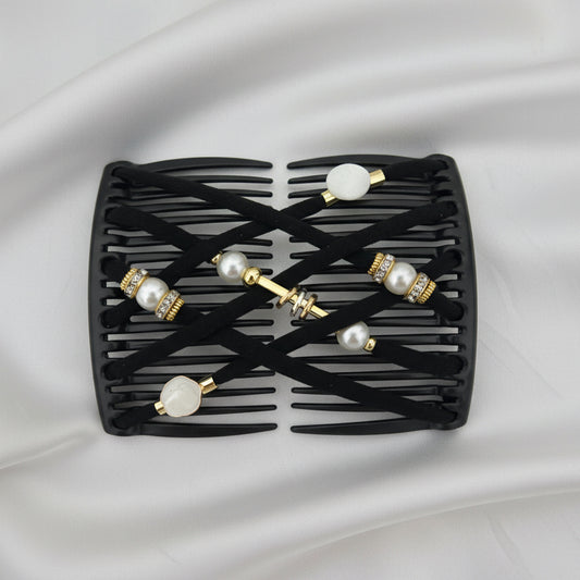 Peigne à cheveux artisanal noir avec lanières noires croisées, perles blanches nacrées de différentes tailles et clips dorés ornés de strass – Le peigne N°952