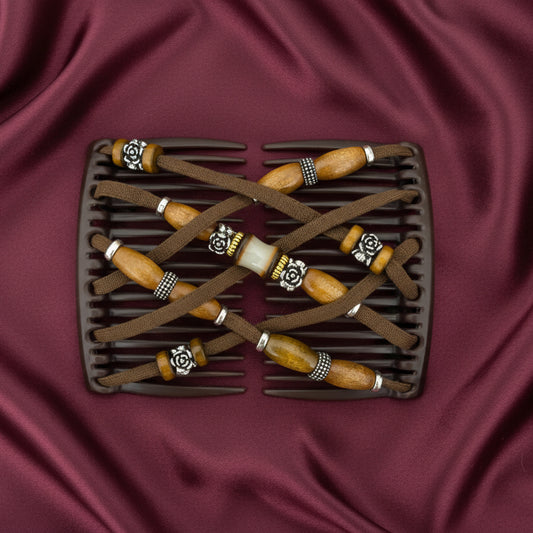 Peigne à cheveux artisanal noir avec lanières en cuir marron, perles en bois et ornements argentés en forme de roses – Le peigne N°978