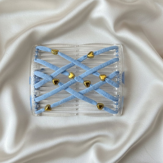 Peigne à cheveux artisanal transparent avec lanières bleu clair croisées et ornements dorés en forme de cœur – Le peigne N°42