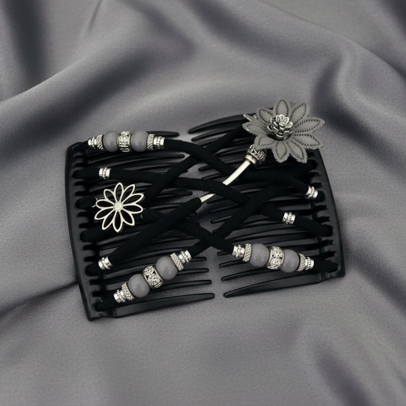 Peigne à cheveux artisanal noir avec lanières noires croisées, perles grises, anneaux argentés ornés de strass et ornements argentés en forme de fleur – Le peigne N°960