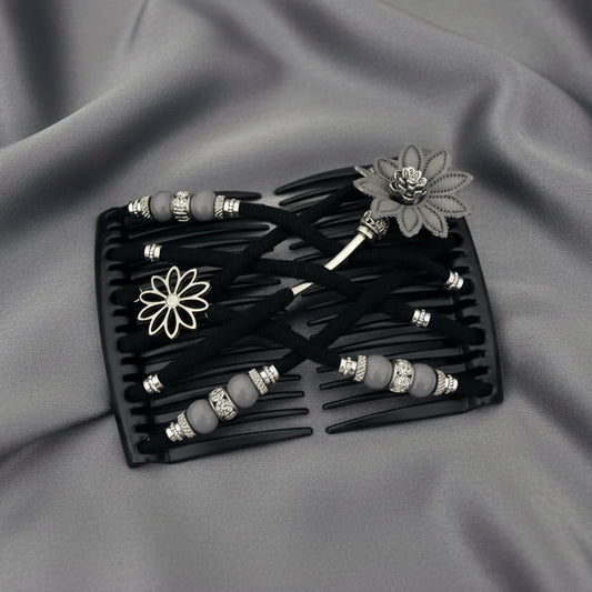 Peigne à cheveux artisanal noir avec lanières noires croisées, perles grises, anneaux argentés ornés de strass et ornements argentés en forme de fleur – Le peigne N°960