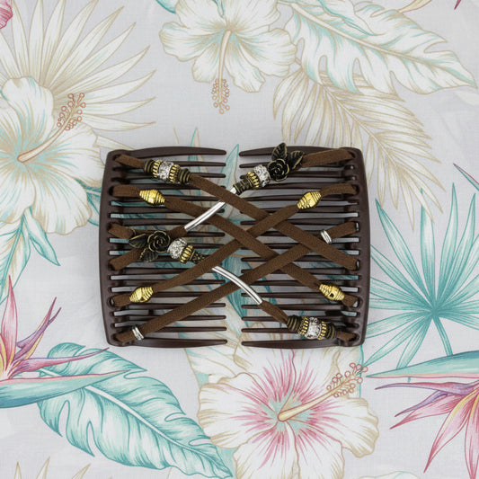Peigne à cheveux artisanal marron avec lanières en cuir marron croisées, ornements dorés et argentés gravés et petites roses décoratives – Le peigne N°967