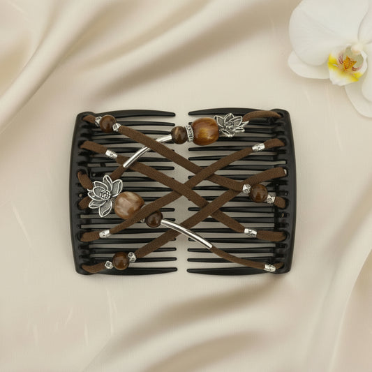 Peigne à cheveux artisanal noir avec lanières en cuir marron croisées, perles en bois marron et ornements argentés en forme de fleur de lotus – Le peigne N°970