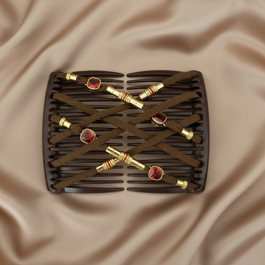 Peigne à cheveux artisanal marron avec lanières en cuir marron croisées, ornements dorés cylindriques et perles en pierre rouge – Le peigne N°961