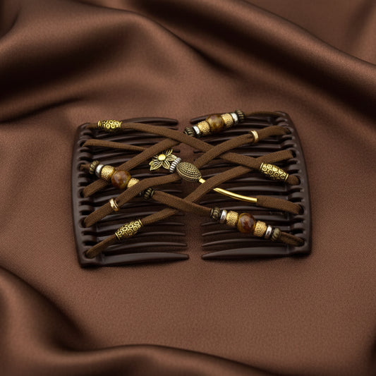 Peigne à cheveux artisanal noir avec lanières en cuir marron croisées, perles en bois marron, ornements dorés à motifs géométriques et ornement central doré en forme de fleur – Le peigne N°959
