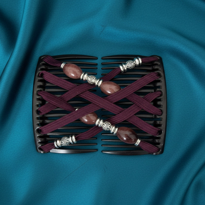 Peigne à cheveux artisanal noir avec lanières bordeaux croisées, perles en pierre marron en forme de goutte et ornements argentés gravés – Le peigne N°956