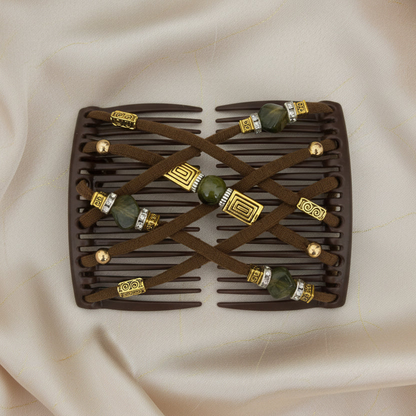 Peigne à cheveux artisanal marron avec lanières en cuir marron croisées, perles en pierre verte, perles dorées et ornements dorés à motifs géométriques – Le peigne N°962