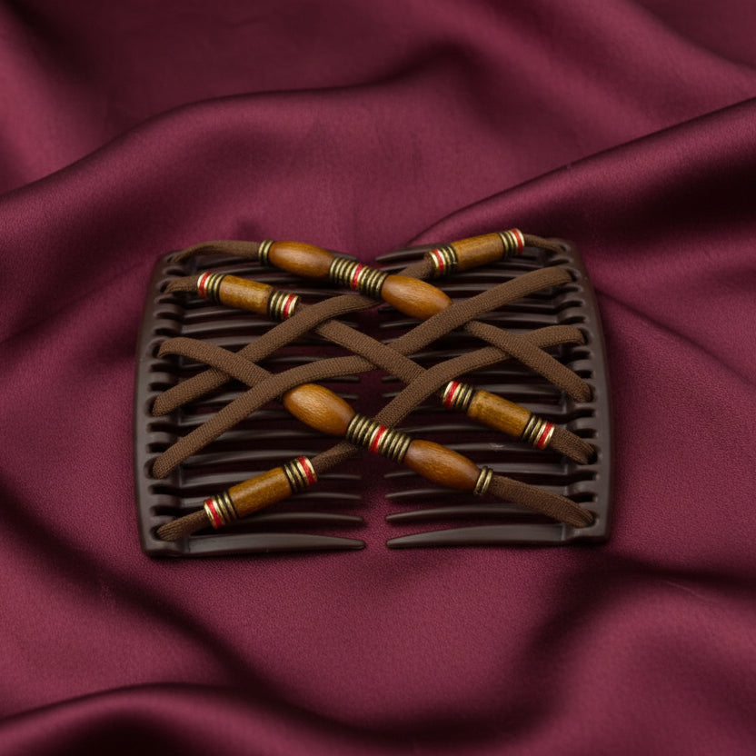 Peigne à cheveux artisanal marron foncé avec lanières en cuir marron croisées, perles en bois marron et bagues décoratives rayées rouge et or – Le peigne N°947