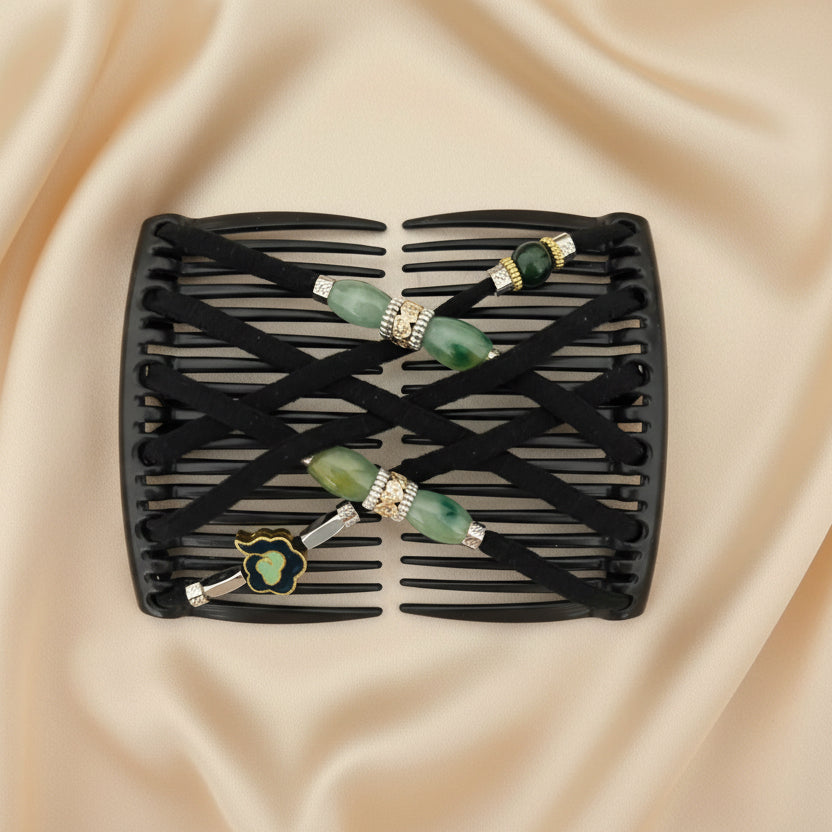 Peigne à cheveux artisanal noir avec lanières noires croisées, perles en pierre de jade verte cylindriques, clips dorés ornés de strass et pendentif émaillé en forme de fleur – Le peigne N°948