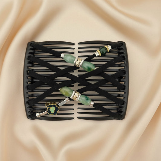 Peigne à cheveux artisanal noir avec lanières noires croisées, perles en pierre de jade verte cylindriques, clips dorés ornés de strass et pendentif émaillé en forme de fleur – Le peigne N°948